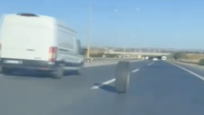 TEM Otoyolu'nda araçtan ayrılan lastik kilometrelerce yol yaptı