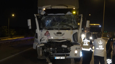 Tırın çarpmasıyla sürücü şoför kabininde sıkıştı