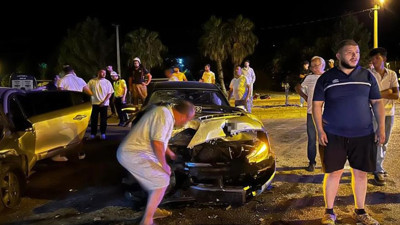 Otomobiller kafa kafaya girdi: 3 yaralı