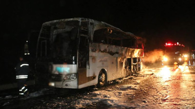 Seyir halindeki otobüs alevlere teslim oldu
