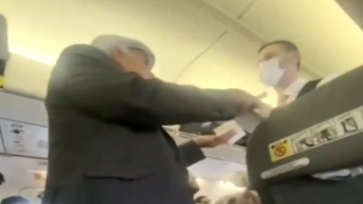 Uçakta koltuk krizi. Yaşlı adamın isyanı güldürdü