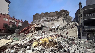 7 katlı bina korna sesleriyle yıkıldı