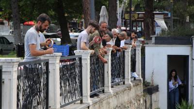 Oltasını kapan nehre akın etti. Zabıta balıkçıları uyardı