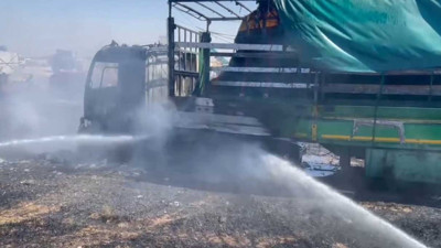 Saman yüklemeye gelen tır alev aldı