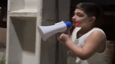 Polis sireni gibi ses çıkarıp araçları durduran çocuk