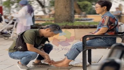 Gezerken yorulan karısının ayaklarını yıkadı