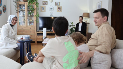 Bakan Göktaş'tan koruyucu aile ziyareti