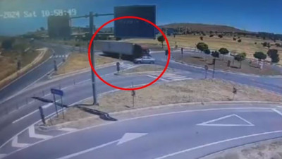 TIR ile otomobil çarpıştı! Korkunç anlar kamerada