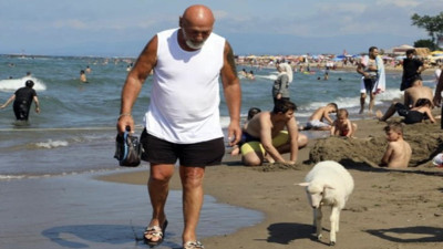 Minik kuzu sahilin maskotu oldu