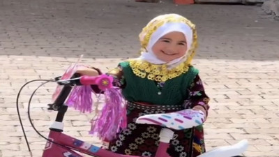 Minik kız kendisine verilen hediyeyi karşılıksız bırakmadı