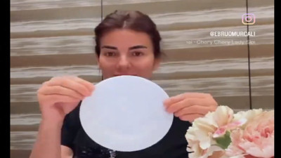 Bisküvinin nasıl yenmesi gerektiğini gösterdi!