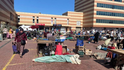 Devrilen şemsiye kadını yaraladı