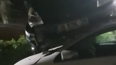 Otomobil duvarı aşarak başka otomobile çarptı