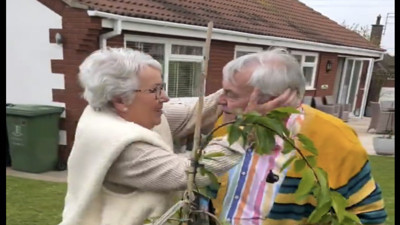 78 yaşındaki adamdan eşine unutulmaz sürpriz