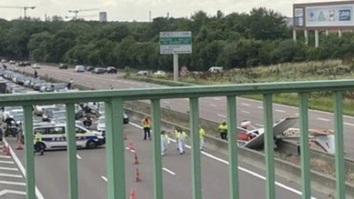 Küçük uçak otoyola düştü: 3 kişi hayatını kaybetti