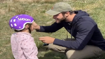 Baba ve küçük kızın aksiyon dolu bisiklet turu çay partisiyle sonlandı