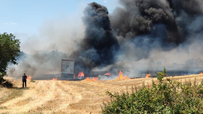 Buğday yüklü TIR alev alev yandı! Anız tarlasına sıçradı