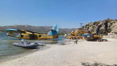 Bafa Gölü'nde inip batan uçak sudan çıkarıldı.