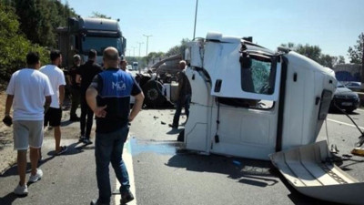 2 TIR çarpıştı birinin kupası koptu