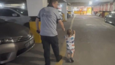 2 yaşındaki küçük çocuğu otoparkta unuttular