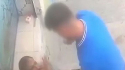 Kadın döven adama dayak. Öyle dövülmez böyle dövülür