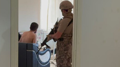 130 polisle zehir baskını