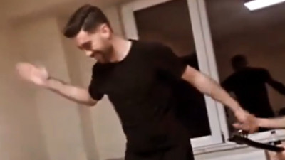 Arkadaşını horlama sesiyle beste yaptı. Gülmekten kırdı geçirdi