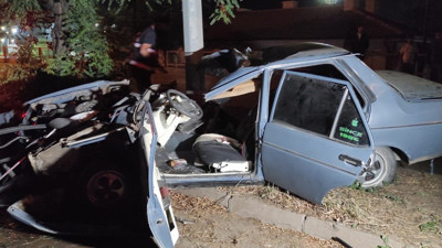 Kağıt gibi ezilen araçtan sağ çıktılar