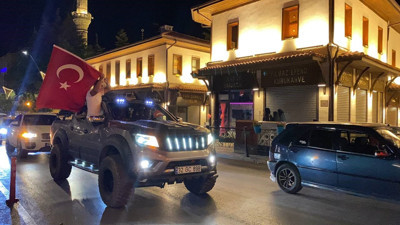 Avusturya galibiyetini uzun araç konvoyuyla kutladılar