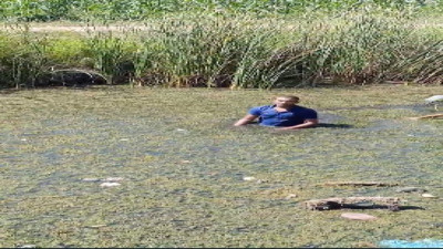 Jandarmadan kaçmak için bataklığa saklandı
