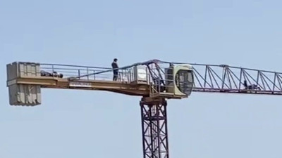 60 metre yüksekte vinç üstünde namaz kıldı