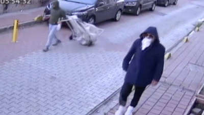 Kilitli motosiklet kağıt toplayıcıları tarafından çalındı