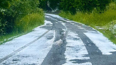 Temmuz'da dolu yağdı her yer beyaza büründü