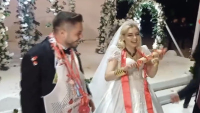 Bir garip düğün eğlencesi: Damat yumurta yapıp çorap yıkadı