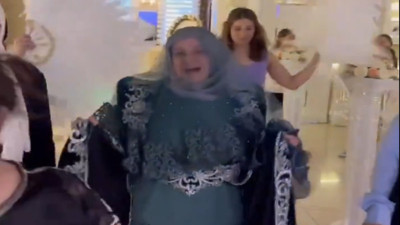 Emekliliğini kına yakarak kutlayan kadın gündem oldu