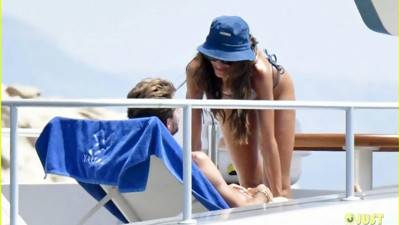 Ünlü kaleci Mikanos'ta ortaya çıktı. Yanında model sevgilisi vardı