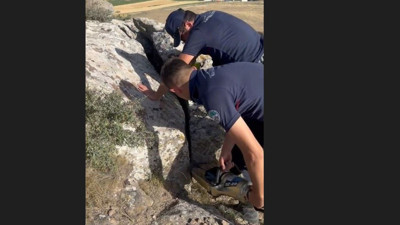 Kayaları açtılar kuzuyu kurtardılar