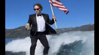 Mark Zuckerberg Bağımsızlık Günü’nü sörf yaparak kutladı