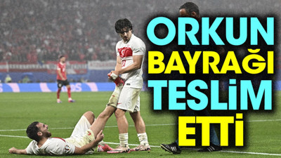 Orkun bayrağı teslim etti