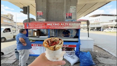 Adana'da köprü altında satılan kuzu böbrek dürüm tartışma konusu oldu