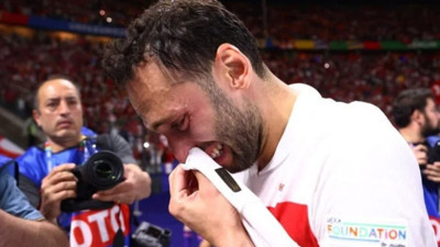 Hakan Çalhanoğlu hüngür hüngür ağladı