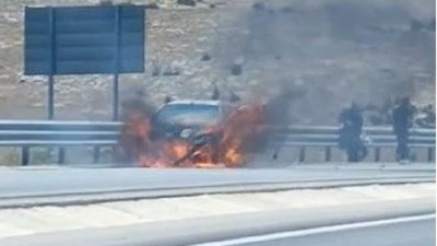 Otomobil patlaya patlaya yandı