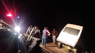 Sele kapılan minibüs devrildi: 3 yaralı