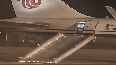 Tuvaleti arayan yolcu tahliye kaydırağını açtı