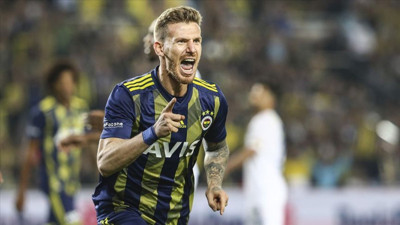 Serdar Aziz imzayı atıyor