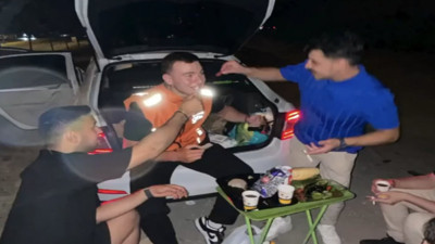 Sipariş götürdüğü mangal partisine dahil olan kurye