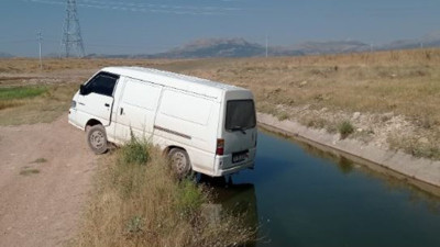 Aracını kurtarırken öldü