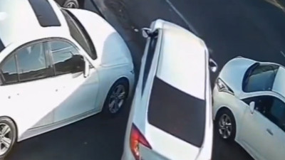 Aracını iğne deliğinden geçirip park eden sürücü viral oldu