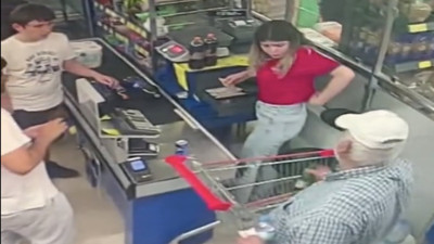 Aldığı sodanın kapağını market arabıyla açan yaşlı adam güldürdü