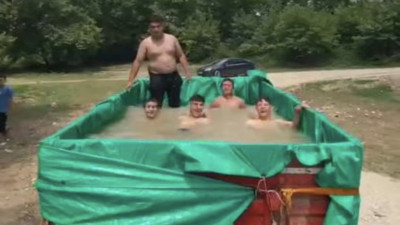 Sıcaktan bunalınca traktörün kasasını havuza çevirdiler